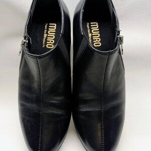 MUNRO Black Leather Women's Ankle Boot with a side zip - Size 7